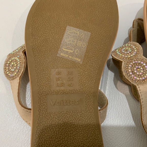 Women’s flat of Veittes sandals,‎ featuring a decorative embellishment of stone. - Picture 4 of 7